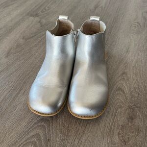 Girls silver metallic chelsea boot size 3